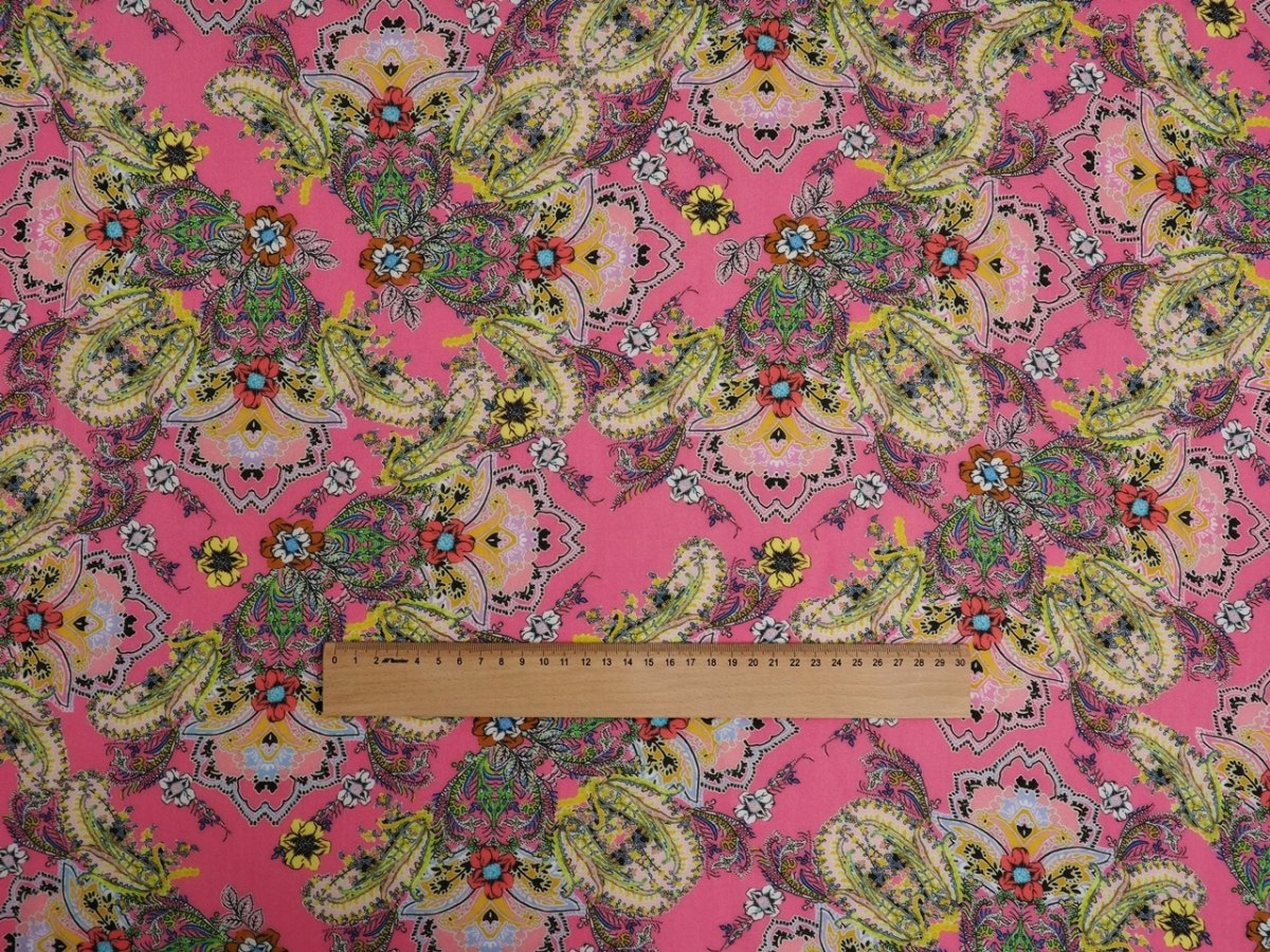 Wiskoza szyfon - Orientalne ornamenty na różu Wiskoza szyfon - Orientalne ornamenty na różu