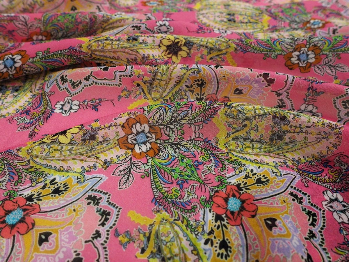 Wiskoza szyfon - Orientalne ornamenty na różu Wiskoza szyfon - Orientalne ornamenty na różu
