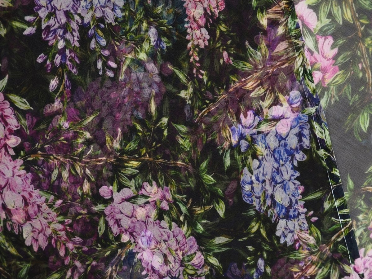 Jedwab szyfon - Kolorowe wisterie czarne tło Jedwab szyfon - Kolorowe wisterie czarne tło