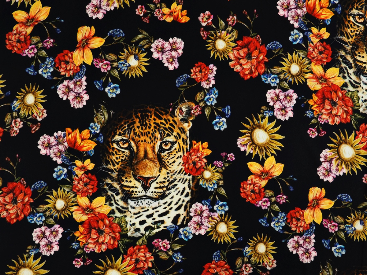 Jedwab elastyczny - Jaguar i kwiaty na czerni Jedwab elastyczny - Jaguar i kwiaty na czerni