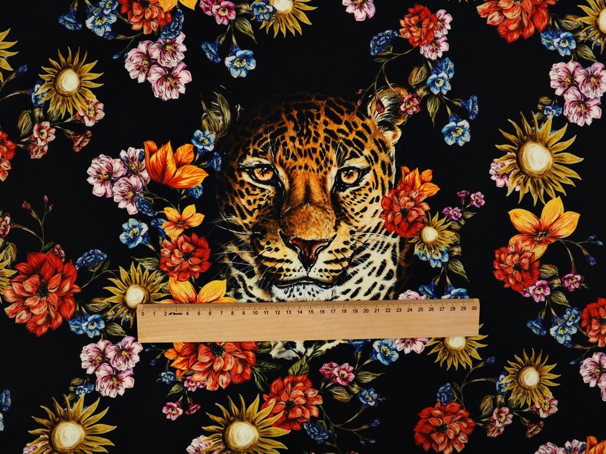 Jedwab elastyczny - Jaguar i kwiaty na czerni Jedwab elastyczny - Jaguar i kwiaty na czerni