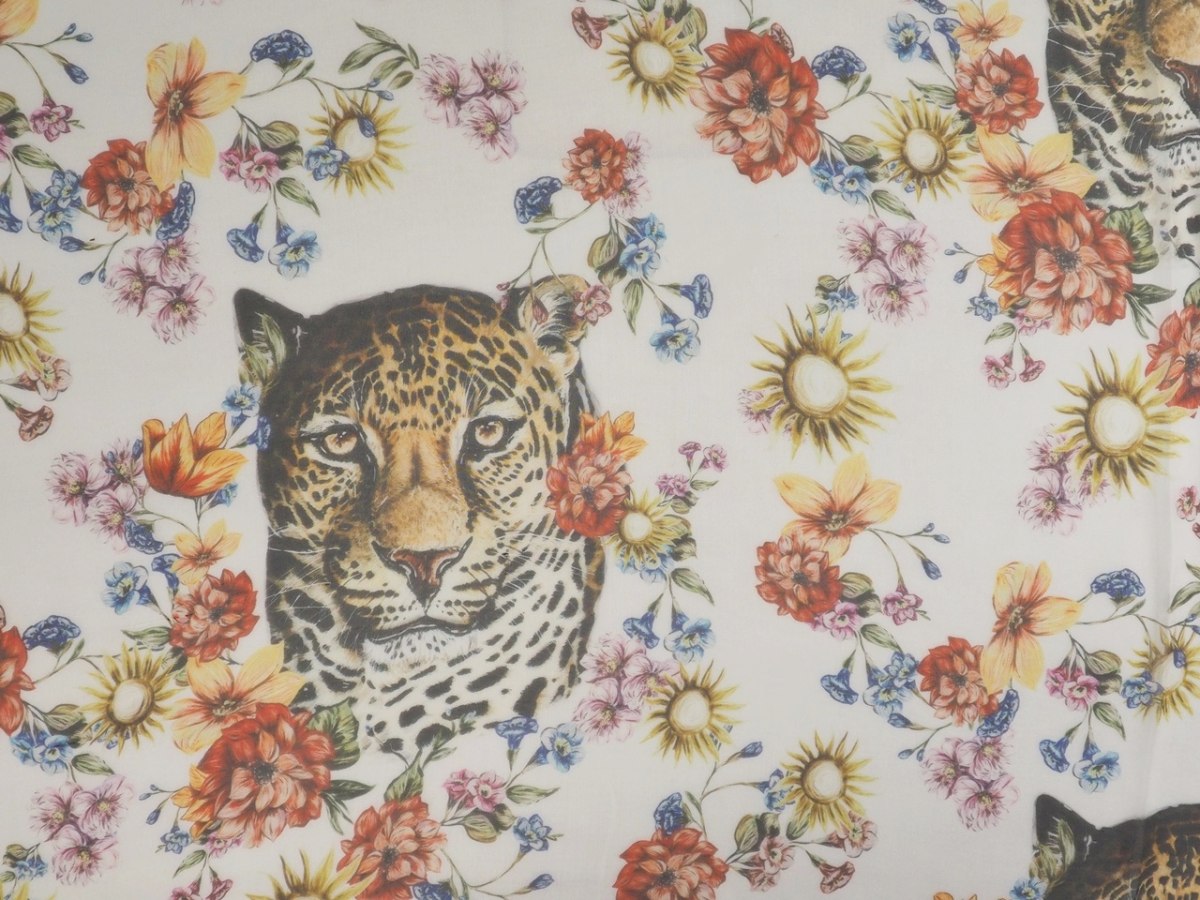 Jedwab szyfon - Jaguar i kwiaty na bieli Jedwab szyfon - Jaguar i kwiaty na bieli