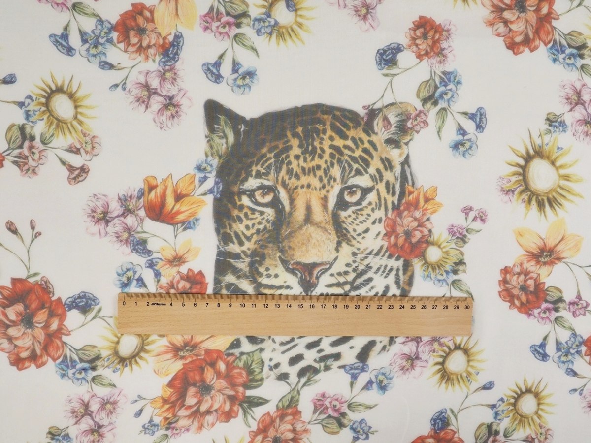 Jedwab szyfon - Jaguar i kwiaty na bieli Jedwab szyfon - Jaguar i kwiaty na bieli