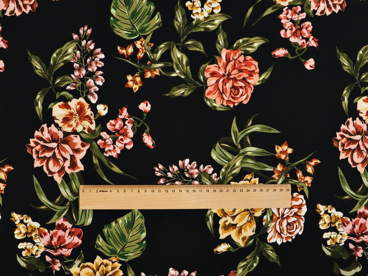 Wiskoza z bawełną - Kwiaty i liście na czerni [kupon 1,6 m]