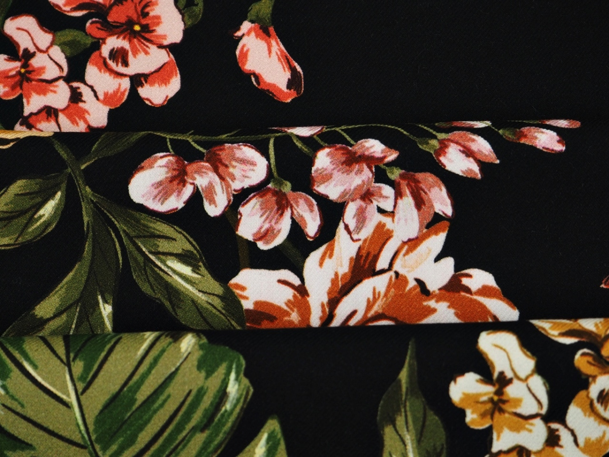 Wiskoza z bawełną - Kwiaty i liście na czerni [kupon 1,6 m]