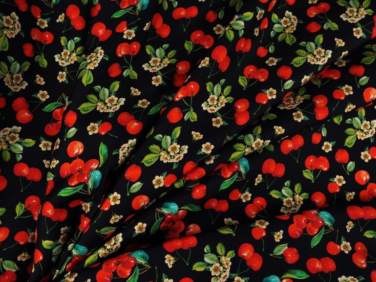 Jedwab twill - Czerwone wiśnie i kwiaty na czarnym tle