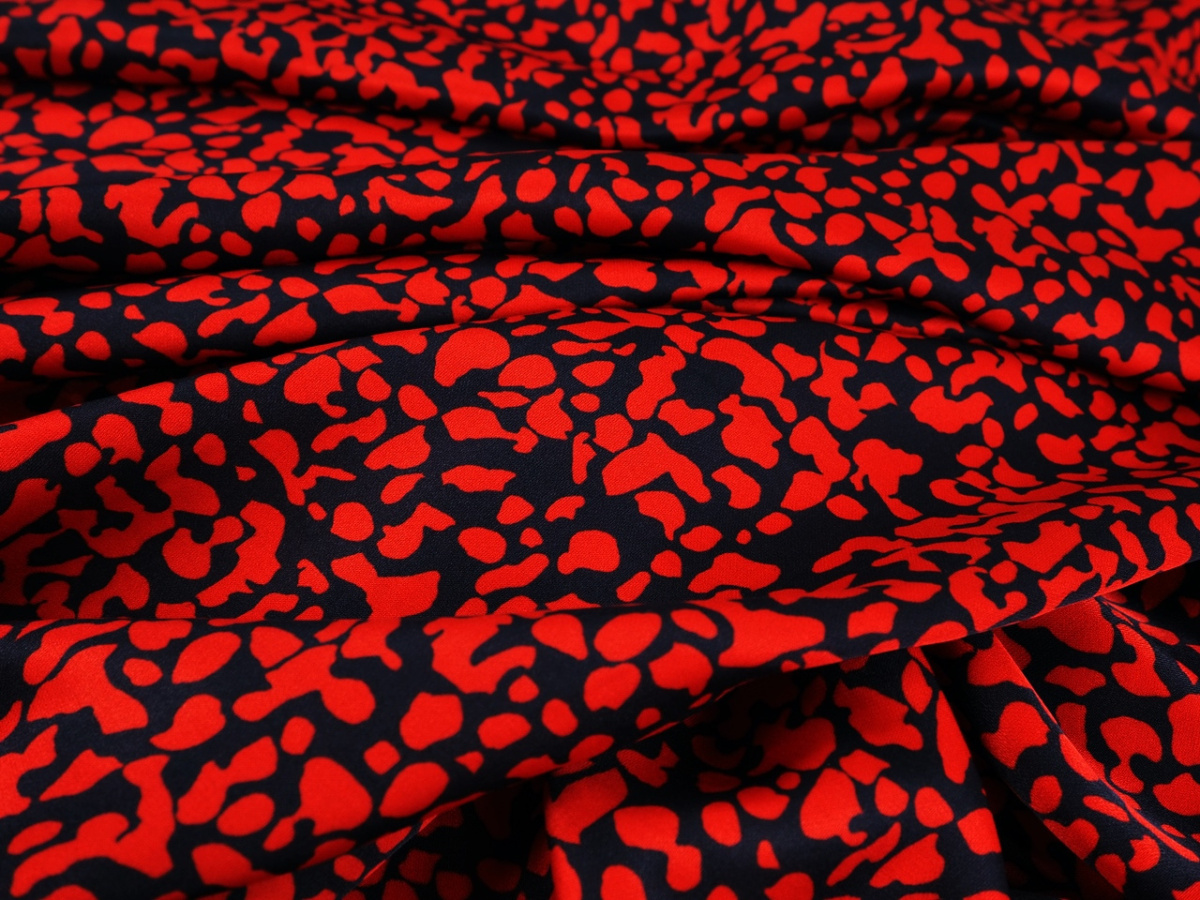Wiskoza satyna - Czerwone i czarne kształty