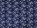 Gipiura - Nasycony niebieski roślinny wzór ze zdobnym brzegiem