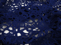 Gipiura - Nasycony niebieski roślinny wzór ze zdobnym brzegiem
