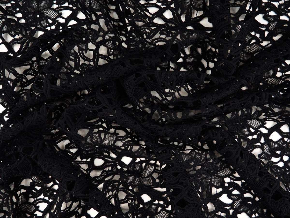 Gipiura - Czarne kwiaty ze zdobnym brzegiem