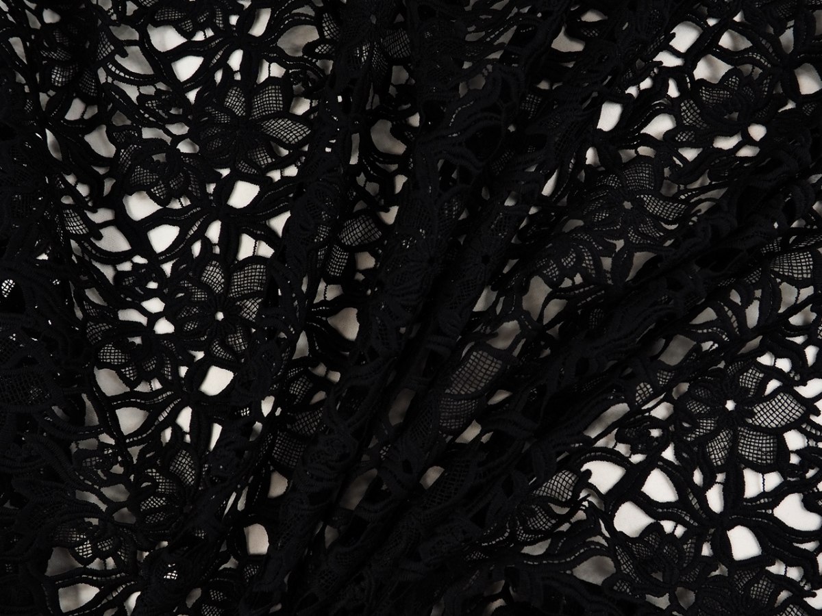 Gipiura - Czarne kwiaty ze zdobnym brzegiem
