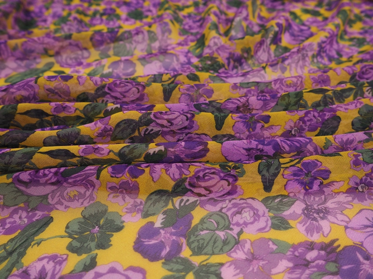 Jedwab szyfon - Fioletowe kwiaty na żółtym tle
