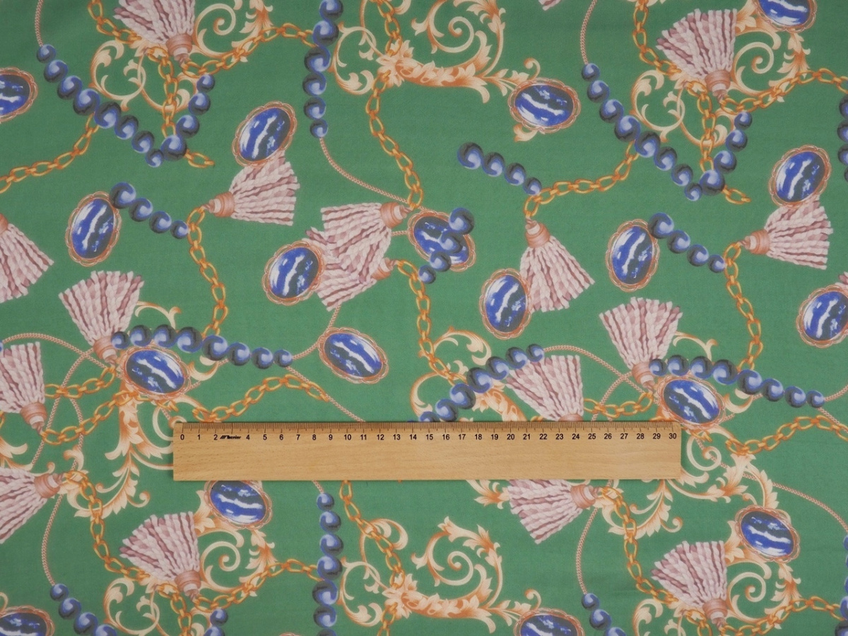 Jedwab szyfon - Szmaragdowe tło, korale, chwosty Jedwab szyfon - Szmaragdowe tło, korale, chwosty