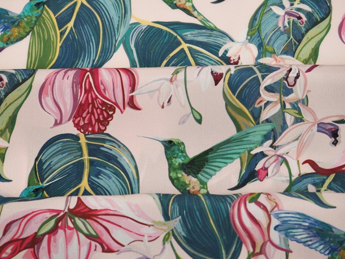 Jedwab naturalny - Kolibry i kwiaty na różu Jedwab naturalny - Kolibry i kwiaty na różu