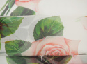 Jedwab szyfon - Róże, zielone liście, białe tło