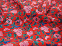 Jedwab krepa - Różowe goździki na czerwieni