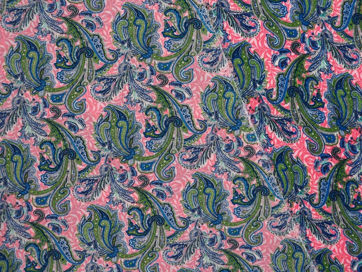 Jedwab krepa - Zielone ornamenty na różu Jedwab krepa - Zielone ornamenty na różu