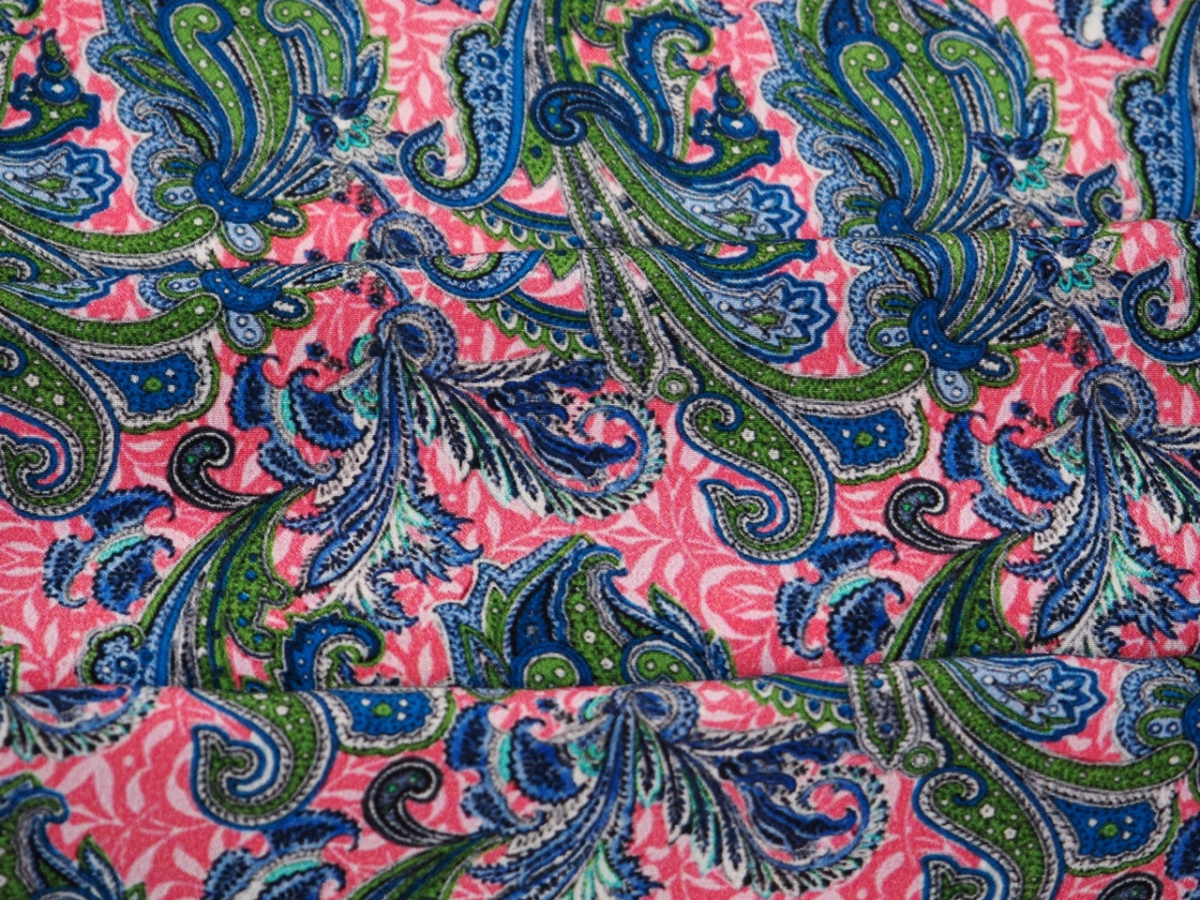 Jedwab krepa - Zielone ornamenty na różu Jedwab krepa - Zielone ornamenty na różu