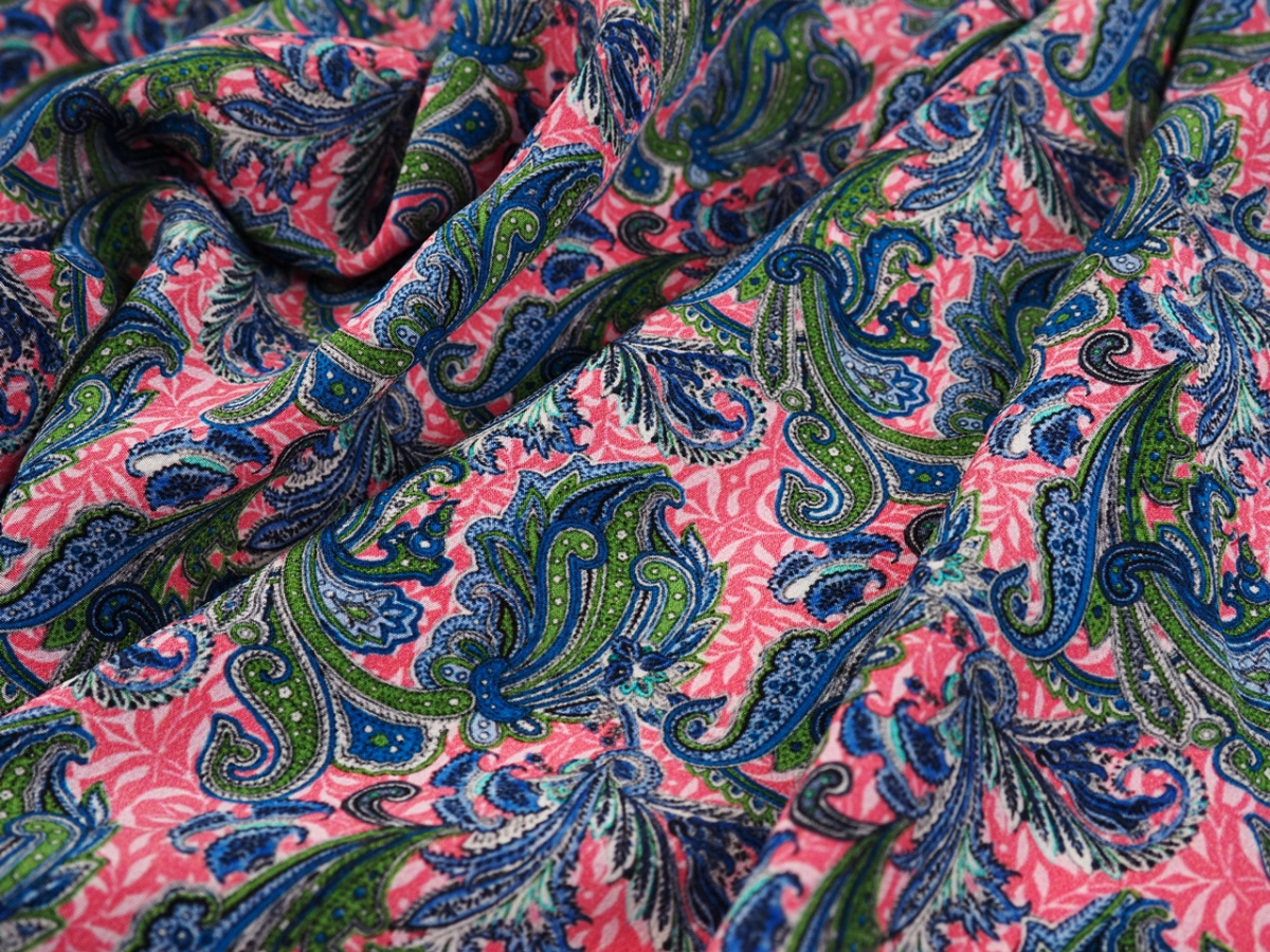 Jedwab krepa - Zielone ornamenty na różu Jedwab krepa - Zielone ornamenty na różu