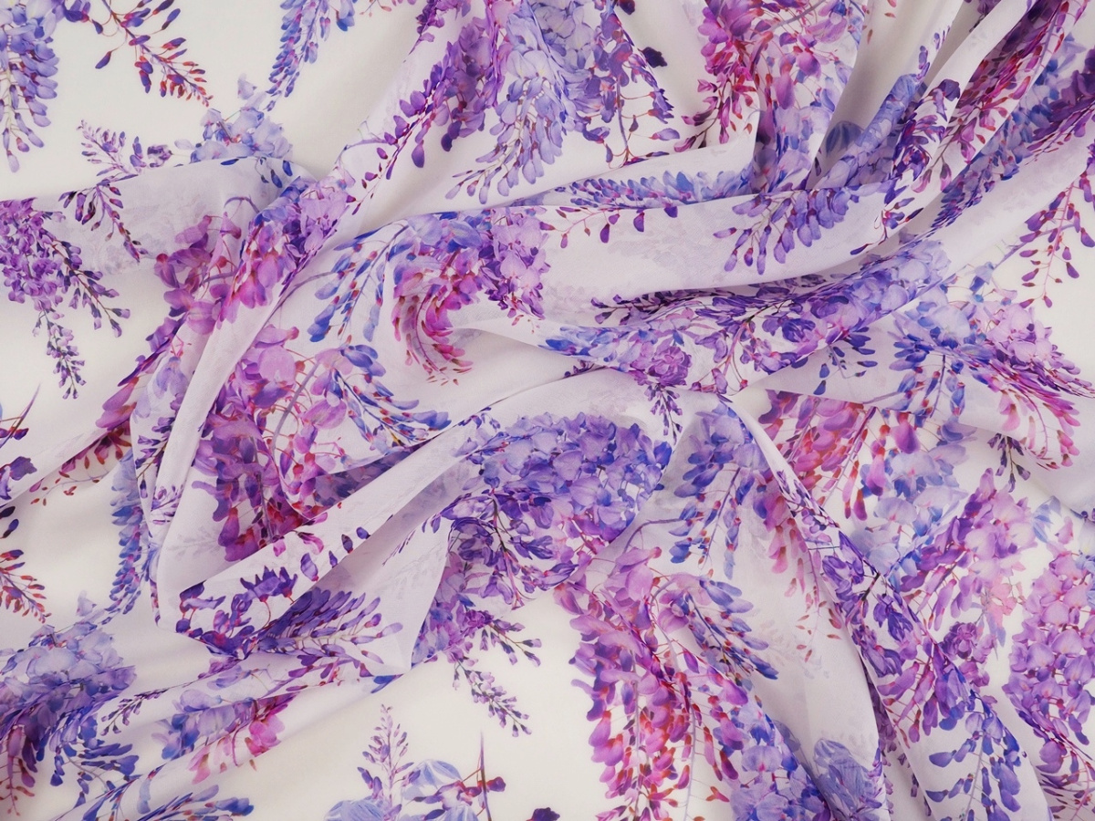 Jedwab szyfon - Fioletowe wisterie, białe tło Jedwab szyfon - Fioletowe wisterie, białe tło