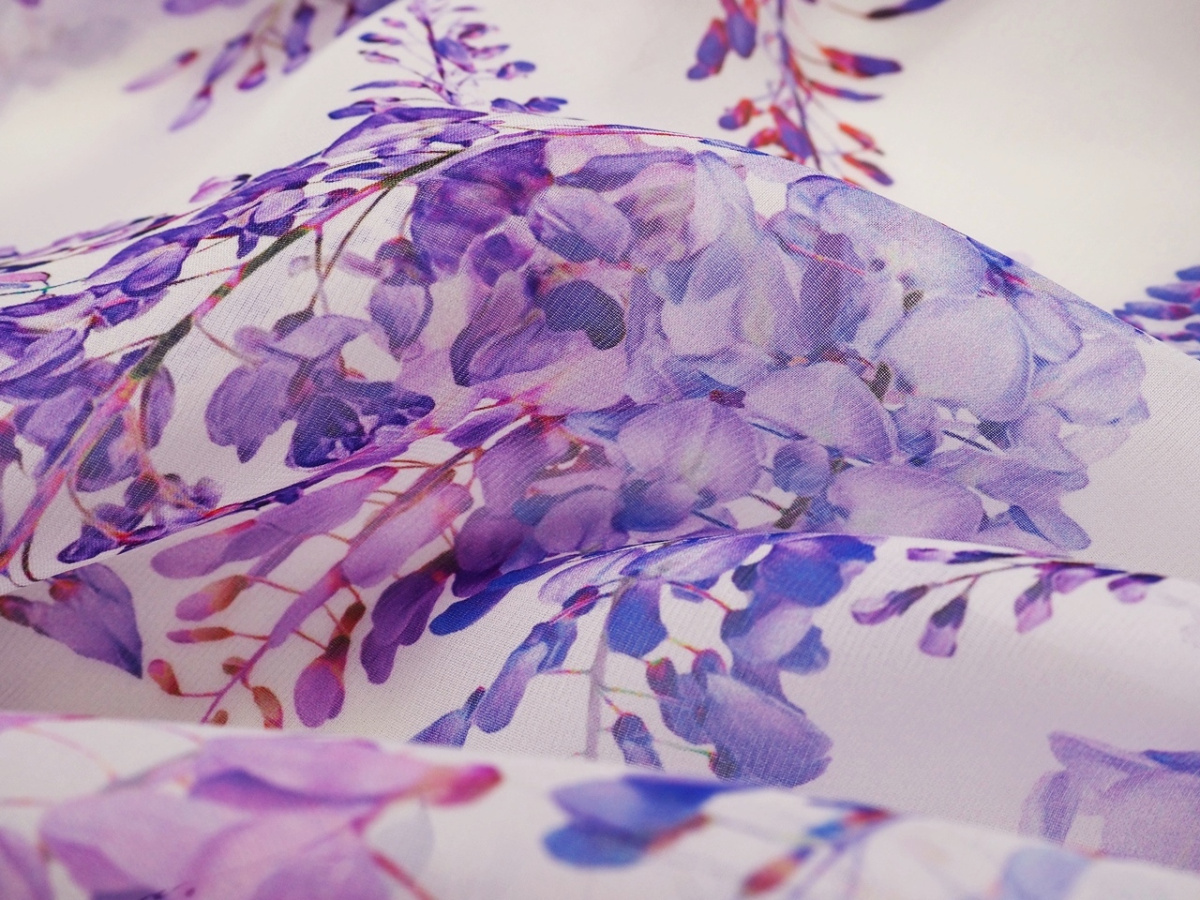 Jedwab szyfon - Fioletowe wisterie, białe tło Jedwab szyfon - Fioletowe wisterie, białe tło