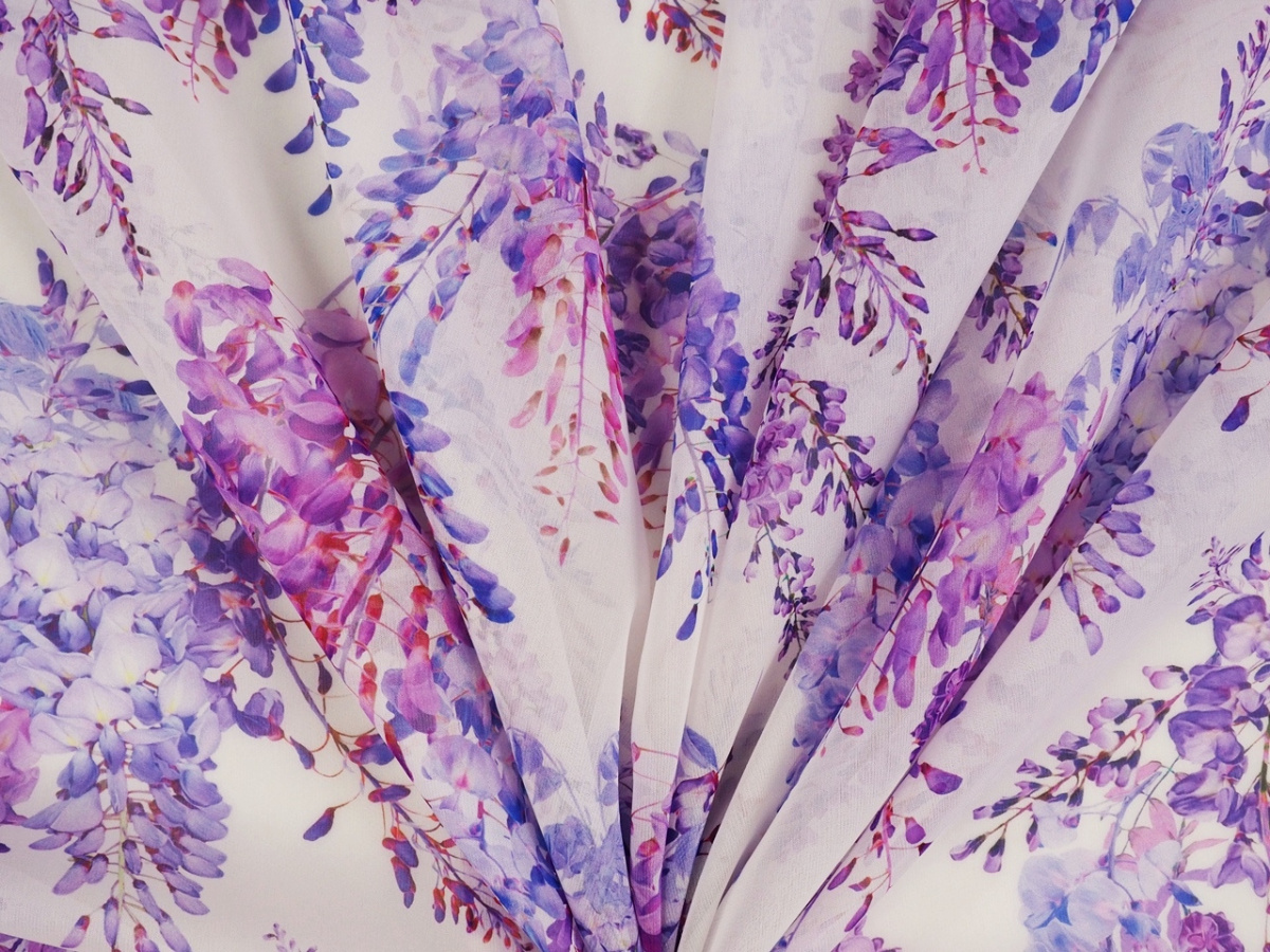 Jedwab szyfon - Fioletowe wisterie, białe tło Jedwab szyfon - Fioletowe wisterie, białe tło