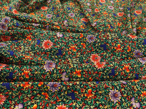Jedwab krepa - Gęste retro kwiaty Jedwab krepa - Gęste retro kwiaty