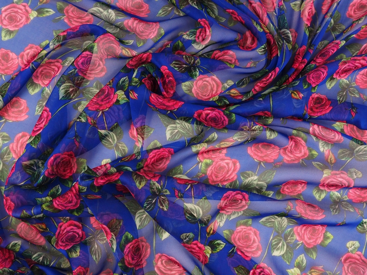 Jedwab szyfon - Malinowe róże na szafirze