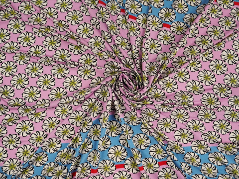 Dzianina wiskozowa - Białe kwiaty na pastelowym różu [panel 0,95 m]