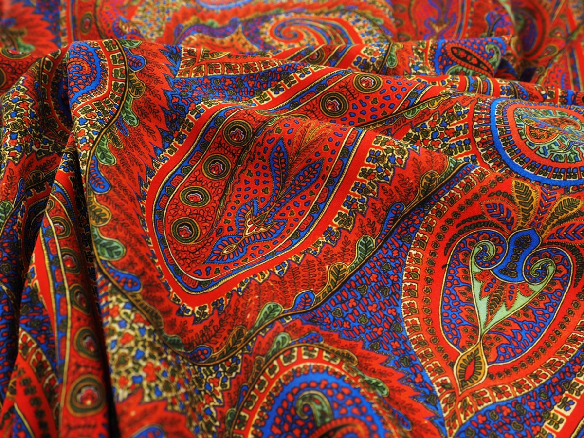 Jedwab elastyczny szyfon - Rudo-niebieski paisley Jedwab elastyczny szyfon - Rudo-niebieski paisley