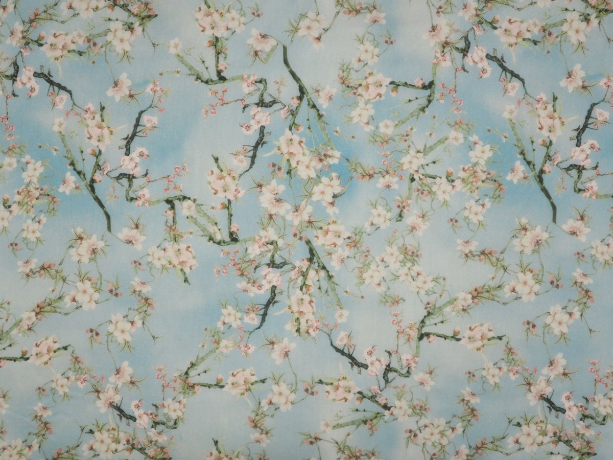 Jedwab szyfon - Wiosenne kwiaty na błękicie