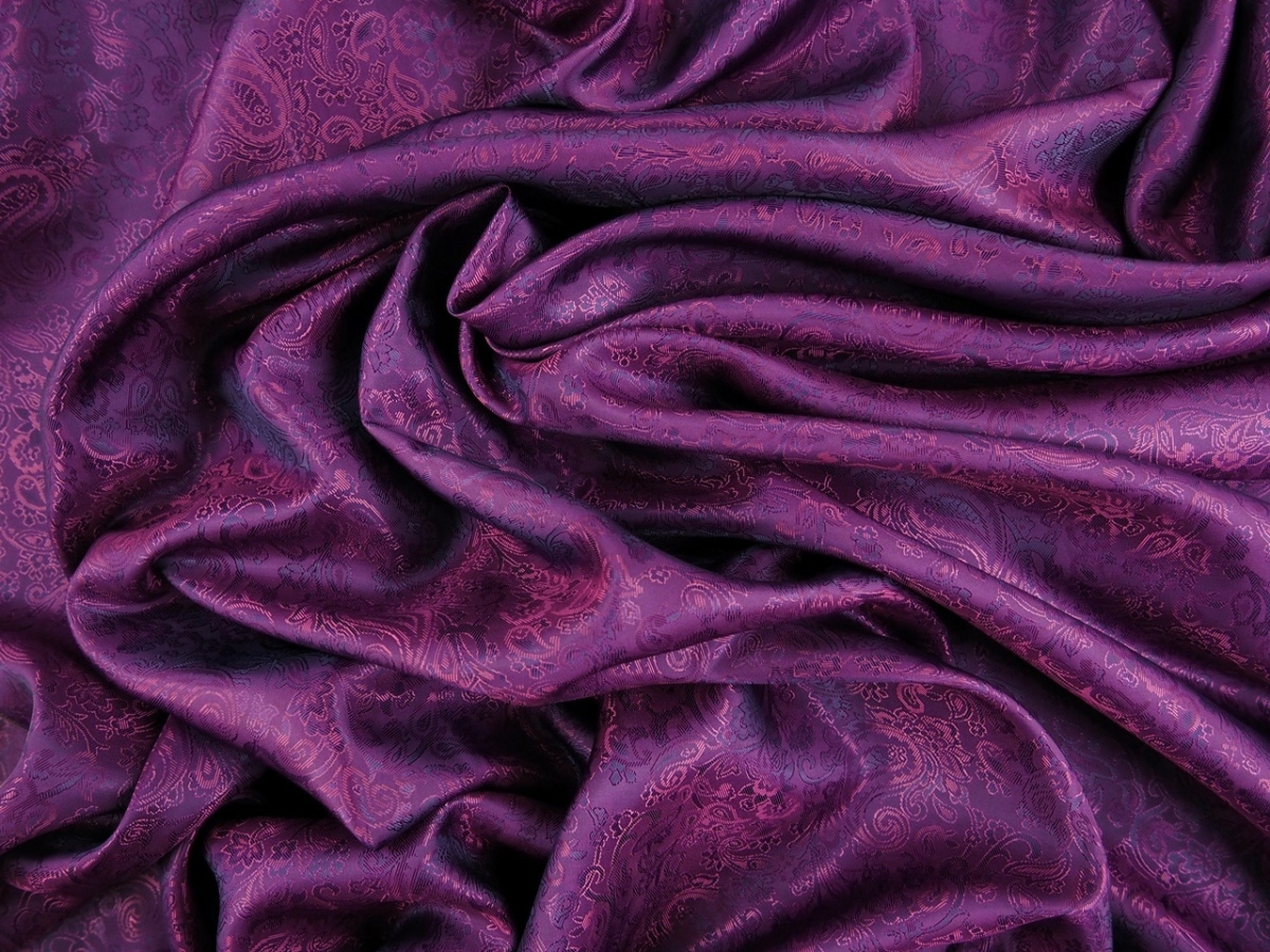 Podszewka wytłaczana - Opalizujący paisley fiolet