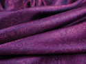 Podszewka wytłaczana - Opalizujący paisley fiolet