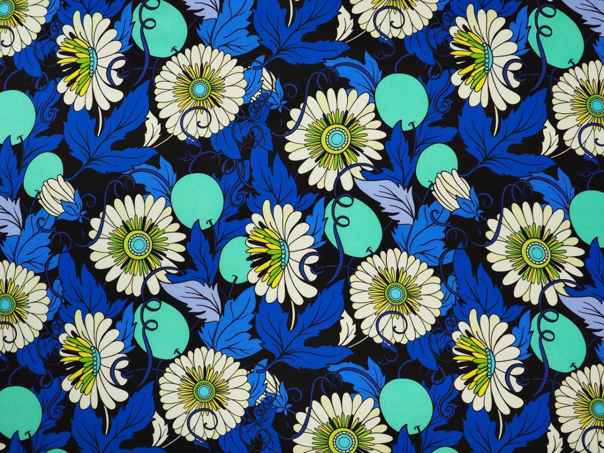 Jedwab satyna - Białe kwiaty, niebieskie liście