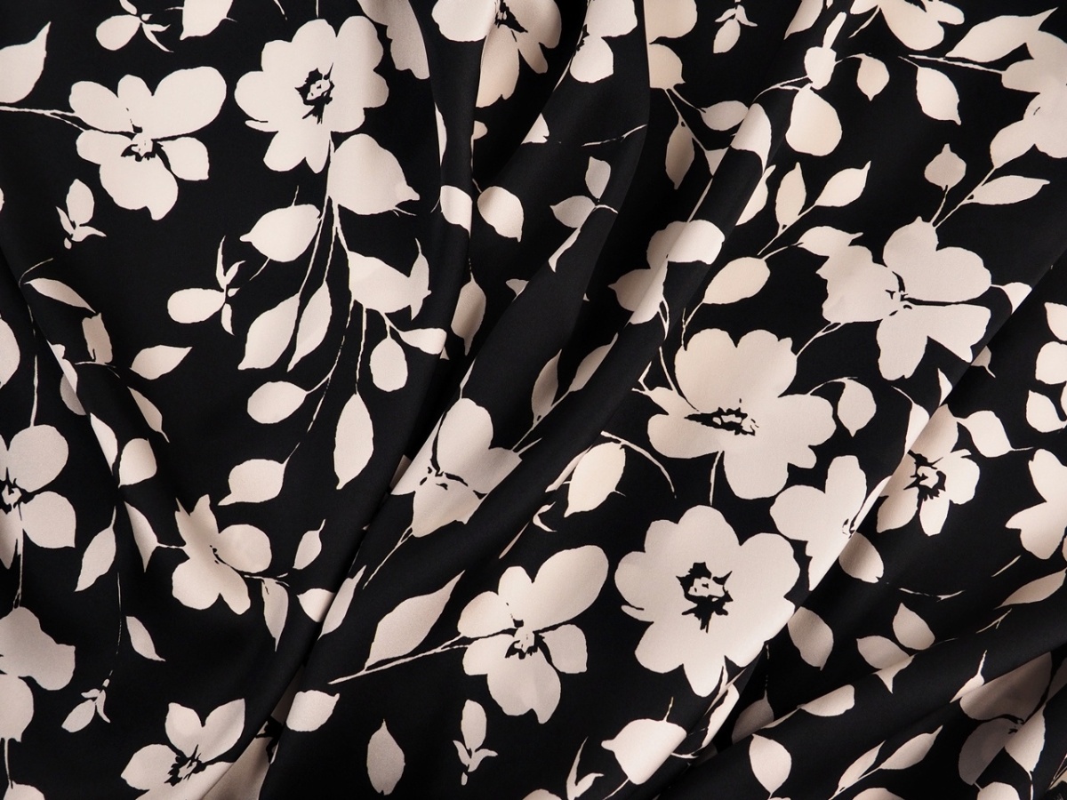 Jedwab satyna - Kremowe kwiaty na czerni