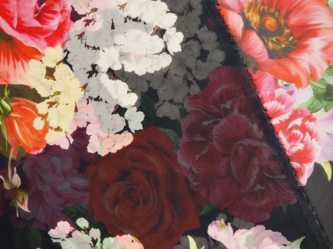 Jedwab szyfon - Peonie i róże na czerni DG Jedwab szyfon - Peonie i róże na czerni DG