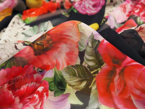 Jedwab szyfon - Peonie i róże na czerni DG Jedwab szyfon - Peonie i róże na czerni DG