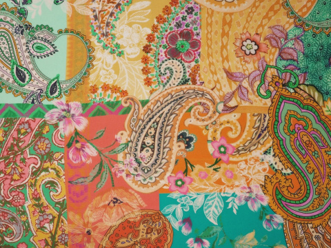 Wiskoza szyfon - Pomarańczowy paisley i kwiaty Wiskoza szyfon - Pomarańczowy paisley i kwiaty