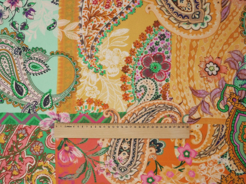 Wiskoza szyfon - Pomarańczowy paisley i kwiaty Wiskoza szyfon - Pomarańczowy paisley i kwiaty