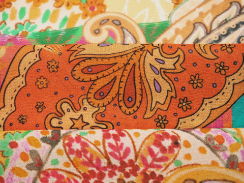 Wiskoza szyfon - Pomarańczowy paisley i kwiaty Wiskoza szyfon - Pomarańczowy paisley i kwiaty