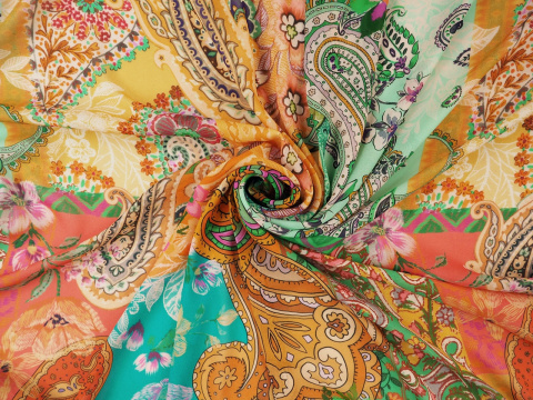 Wiskoza szyfon - Pomarańczowy paisley i kwiaty Wiskoza szyfon - Pomarańczowy paisley i kwiaty