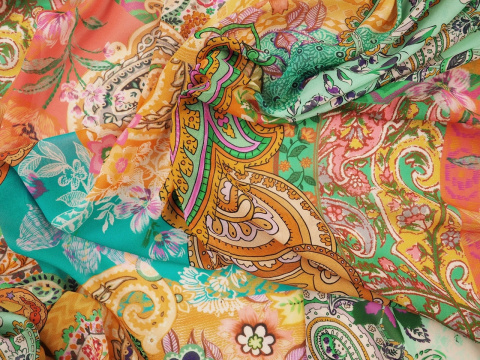 Wiskoza szyfon - Pomarańczowy paisley i kwiaty Wiskoza szyfon - Pomarańczowy paisley i kwiaty
