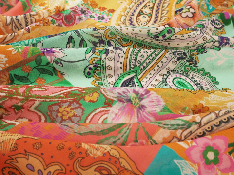 Wiskoza szyfon - Pomarańczowy paisley i kwiaty Wiskoza szyfon - Pomarańczowy paisley i kwiaty