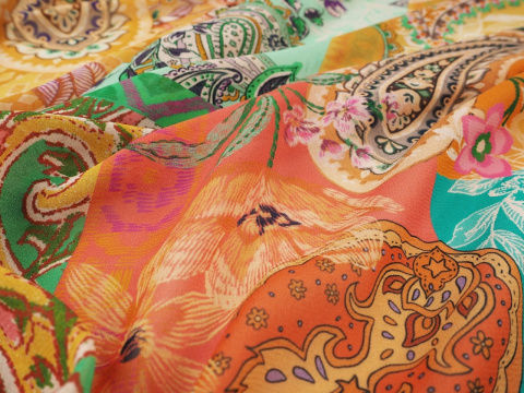 Wiskoza szyfon - Pomarańczowy paisley i kwiaty Wiskoza szyfon - Pomarańczowy paisley i kwiaty
