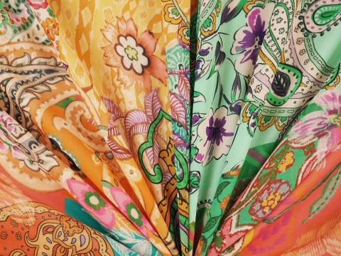 Wiskoza szyfon - Pomarańczowy paisley i kwiaty Wiskoza szyfon - Pomarańczowy paisley i kwiaty
