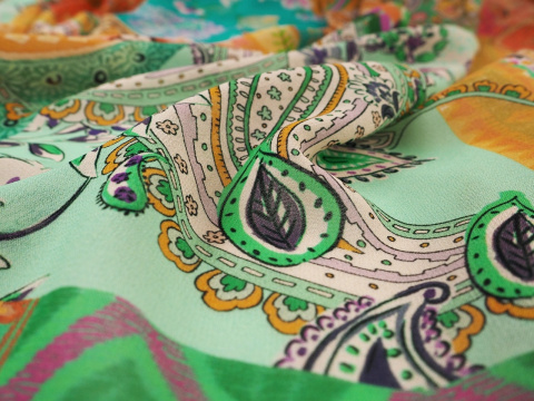 Wiskoza szyfon - Pomarańczowy paisley i kwiaty Wiskoza szyfon - Pomarańczowy paisley i kwiaty