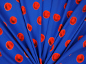 Jedwab elastyczny - Czerwone grochy na niebieskim