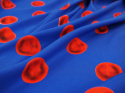 Jedwab elastyczny - Czerwone grochy na niebieskim