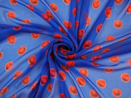 Jedwab szyfon - Czerwone grochy na niebieskim [kupon 1,4 m]
