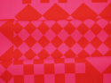 Wiskoza krepa - Czerwone szachownice i romby na ciemnym różu